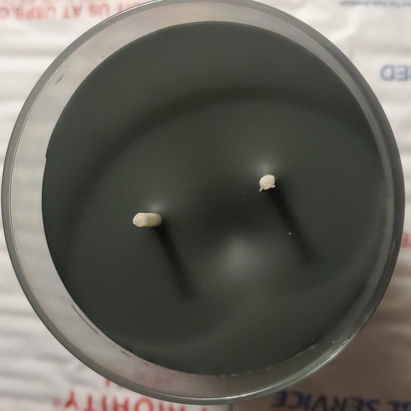 Yankee Candle in Silver Sage & Pine Large 20oz 2-wick jar - Picture 3 of 5